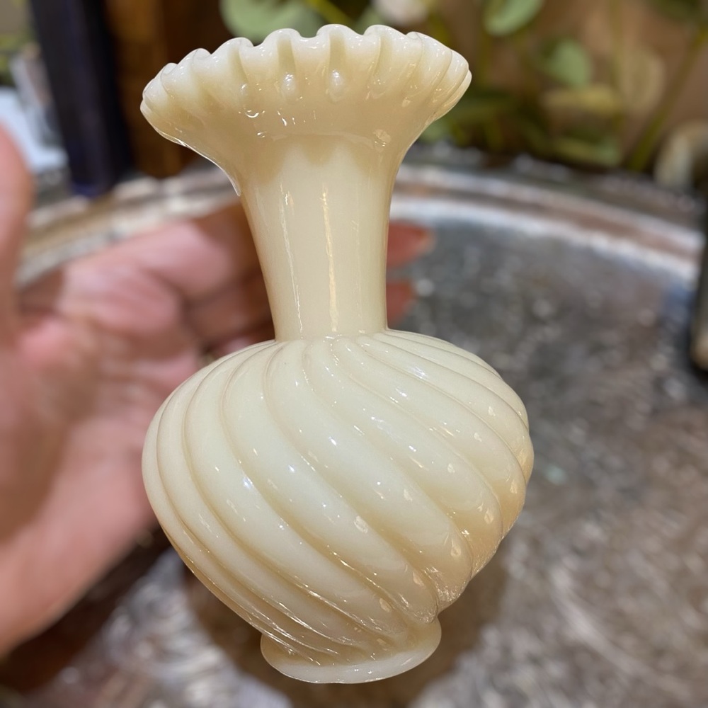 Vintage Fenton Glossy Custard Cream Swirl Glass Vase Ruffled Crimped Spiral - Picture 2 of 6